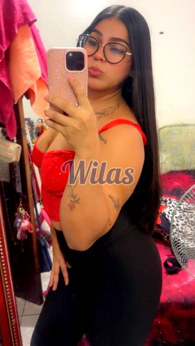 Zoé, mujer que hace videollamadas y sexting