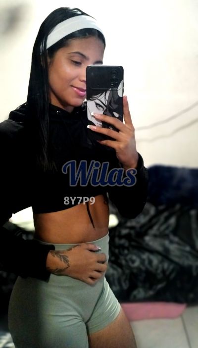 Emma, mujer que hace videollamadas y sexting