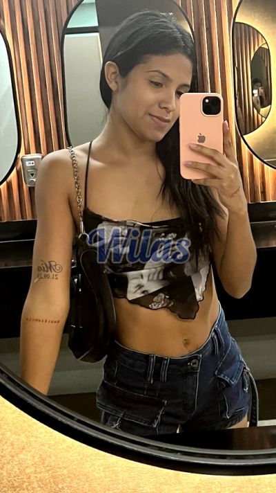 Emma, mujer que hace videollamadas y sexting