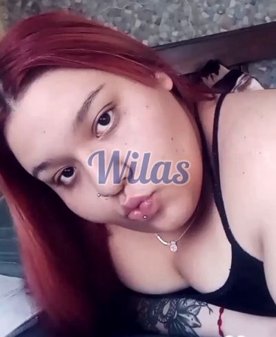 Ac 61270274, mujer que hace videollamadas y sexting